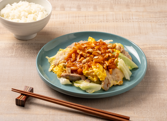 豚キャベ卵炒め 明太子なめ茸と柿の種のせ