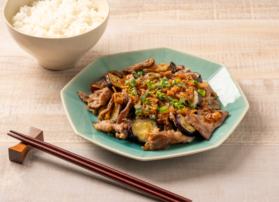 なすと牛バラ炒め　梅じそなめ茸ソースがけ