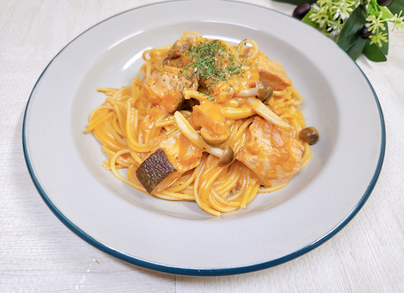 秋鮭ときのこのトマトクリームスパゲティ