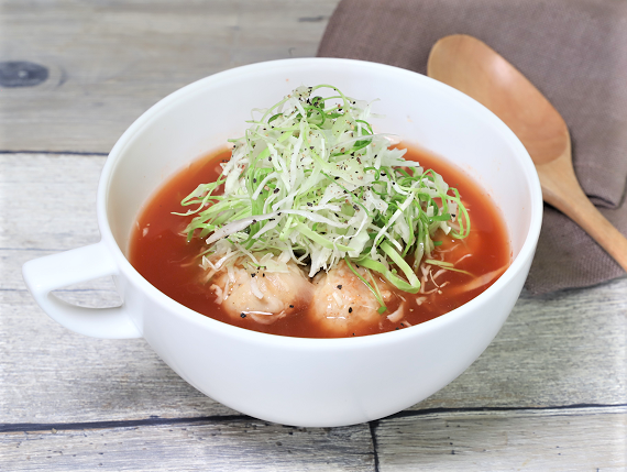 鶏だんごと山盛りキャベツのトマトスープ