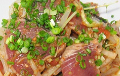 鰹（カツオ） のたたきのサラダ仕立て